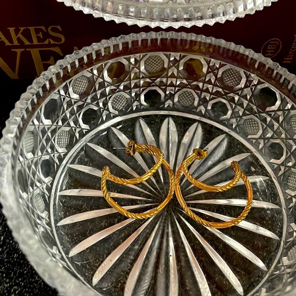 Vintage estate light weight gold hoops 🌙